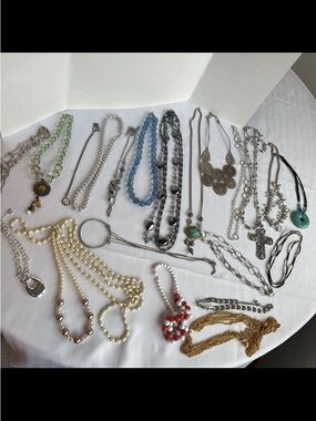 Vintage necklace pendant lot of 22 quality costume jewelry 2 lbs.